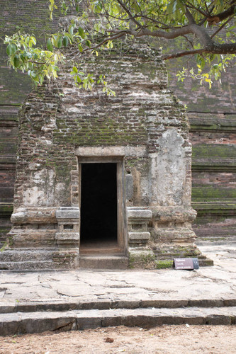 Rankoth Vehera (Golden Pinnacled Stupa), originally named Ruvanvēliseya (Golden Sand) stupa: Image house