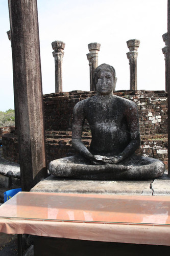 Vatadāgē: Seated Buddha statue