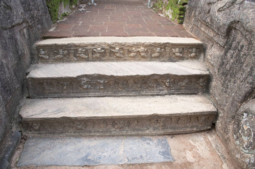 Lankātilaka ("Jewel of Lanka"): Image house: Steps: Ganas