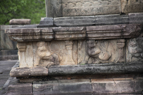 Daladā Maluva: Hätadāgē: Frieze: bas-reliefs