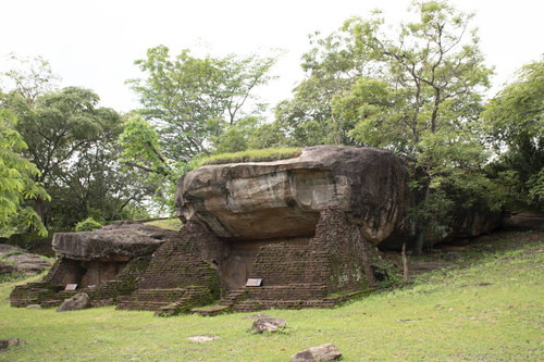 Kudā Gal Vihāra ("lesser Rock-hewn Temple"): cave shrine: seated Buddha statues