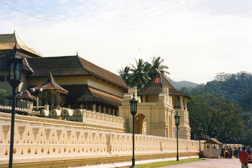 Palace complex and Temple of the Sacred Tooth Relic (Daladā Māligāwa): the Octagon: wave-like or cloud-shaped walls