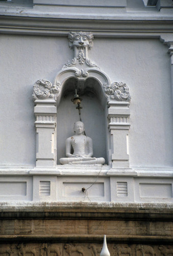 Niche, Seated Buddha statue, Makara arch