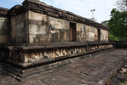 Daladā Maluva: Hätadāgē: Frieze: bas-reliefs