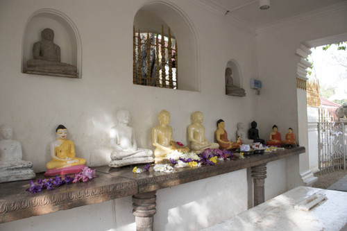 Sri Mahā Bodhi shrine; Miniature seated Buddha statues