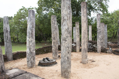 Daladā Maluva: Atadāgē: feet of Buddha statue