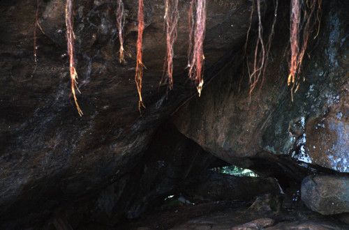 Vessagiriya: Cave