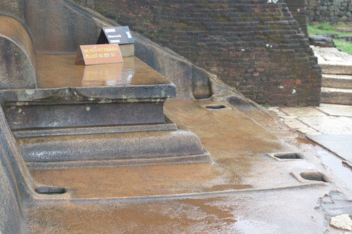 Sigiriya rock: Summit with throne-seat in stone