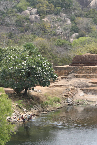 Kaludiya Pokuna (Black Water Pool): Stūpa