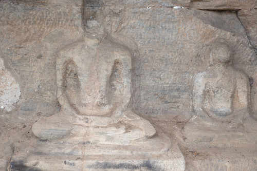 Kudā Gal Vihāra ("lesser rock-hewn temple"): cave shrine: seated Buddha statues