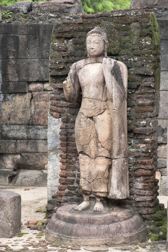 Daladā Maluva: Hätadāgē: Standing Buddha statue