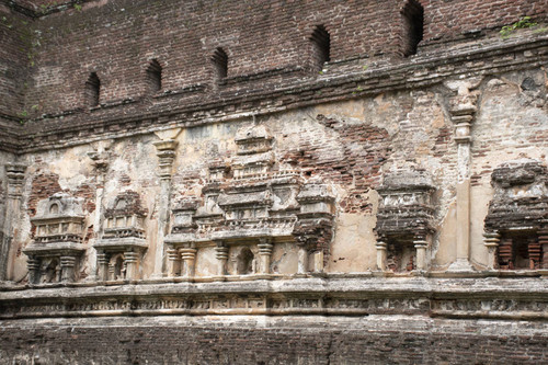 Lankātilaka ("Jewel of Lanka"): Image house: Façade: Stucco decoration