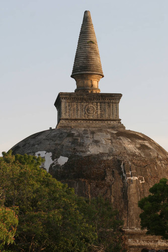 Stupa: Kiri Vehera: Upper architectural elements above the dome comprising from the lowest level the rectangular and richly decorated hataras kotuwa, devatā kotuva, kot kerella, and kota