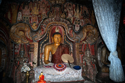 Raja Maha Vihara: Shrine: Seated Buddha statue