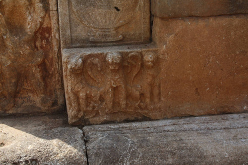 Vāhalkada: Stele: Lions in bas-relief