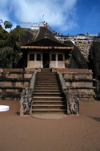 Isurumuniya, rock temple: Entrance to shrine