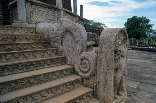 Vatadāgē: Balustrade: Guardstone: steps