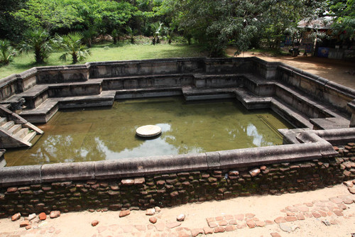 Royal Bath (Kumāra Pokuna): Circular pedestal