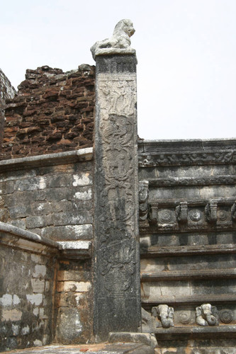 Stūpa: Kantaka Cētiya: Vāhalkada: Lion stele