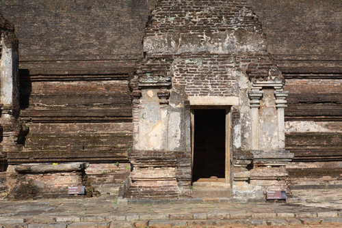 Rankoth Vehera (Golden Pinnacled Stupa), originally named Ruvanvēliseya (Golden Sand) stupa: Image house