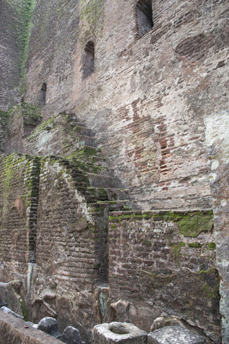 Lankātilaka ("Jewel of Lanka"): Image house: Interior stairway