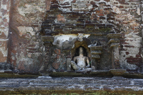 Lankātilaka ("Jewel of Lanka"): Image house: Façade: Stucco decoration