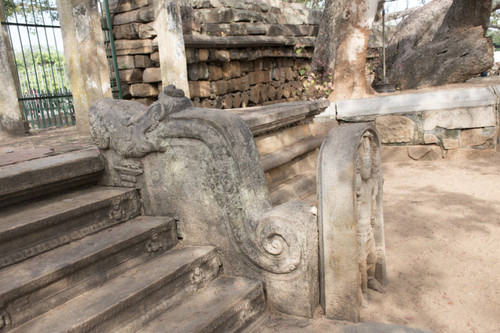 Sri Mahā Bodh shrine; Balustrade