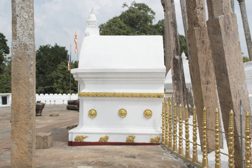 Thūpārāma Stūpa: Altar