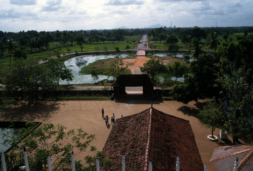 Isurumuniya, rock temple: View from above: Pond