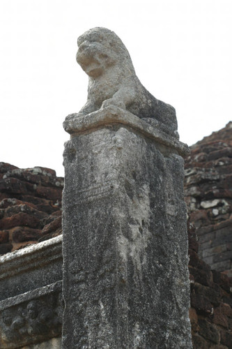 Stūpa: Kantaka Cētiya: Vāhalkada: Lion stele