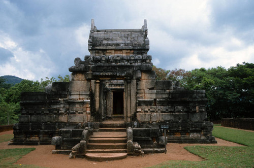 Nālanda "Gedigē" shrine (image house) and stupa (ruins): entrance with exterior porch and doorway