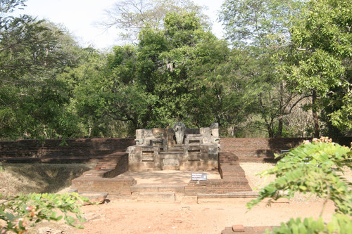 Vishnu Dévālé: statue of Vishnu