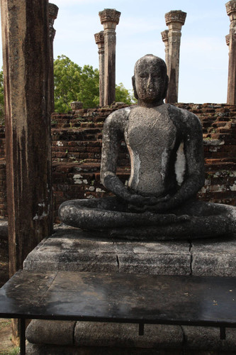 Vatadāgē: Seated Buddha statue