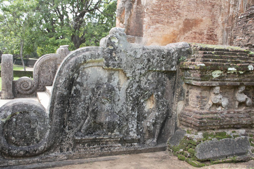 Lankātilaka ("Jewel of Lanka"): Image house: Exterior: Stucco decoration