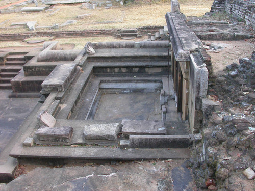 Goldfish Park: Bathing pool: Stone seats and chamber