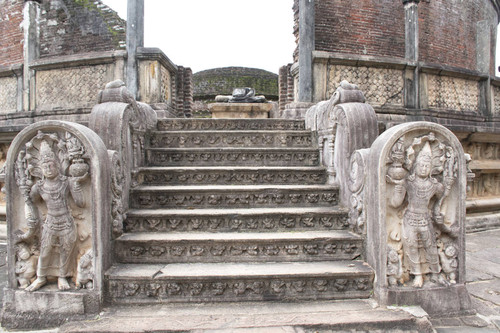 Vatadāgē: Guardstone: Buddha statue: Pillars