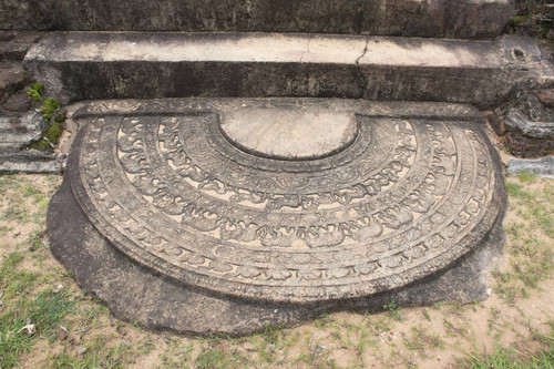 Baddhasīmā Pāsāda Ālāhana Parivena: Monastic Complex: Moonstone