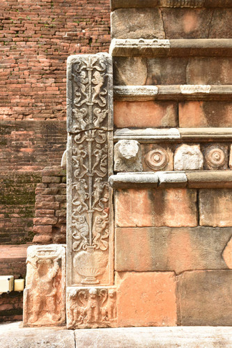 Vāhalkada: Stele