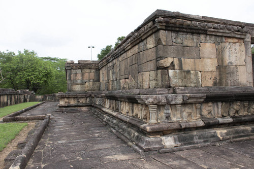 Daladā Maluva: Hätadāgē: Frieze: bas-reliefs