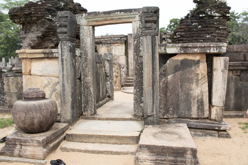 Daladā Maluva: Hätadāgē: Entrance doorway: Pūrnagata pot