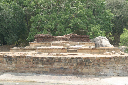 Kaludiya Pokuna (Black Water Pool): Pavilion