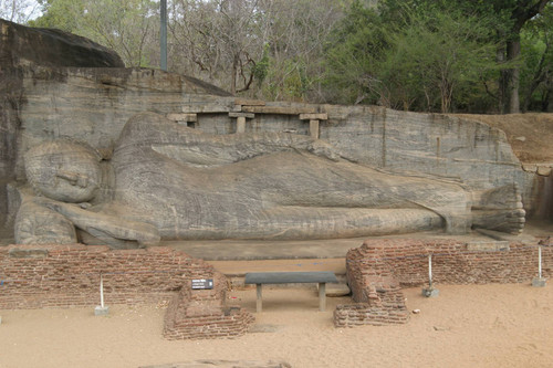 Gal Vihāra complex: Recumbent Buddha figure: Statue carved in rock