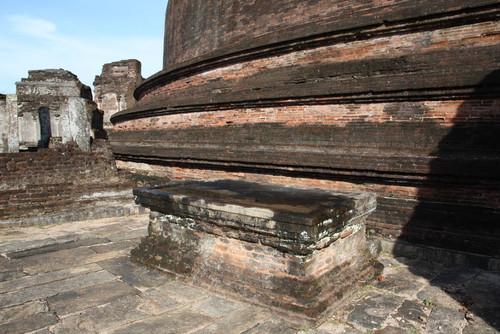 Rankoth Vehera (Golden Pinnacled Stupa), originally named Ruvanvēliseya (Golden Sand) stupa: Flower altar