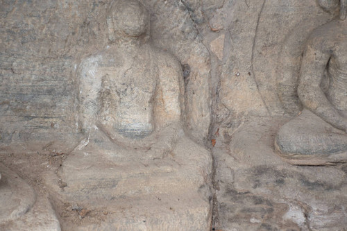 Kudā Gal Vihāra ("lesser rock-hewn temple"): cave shrine: seated Buddha statues