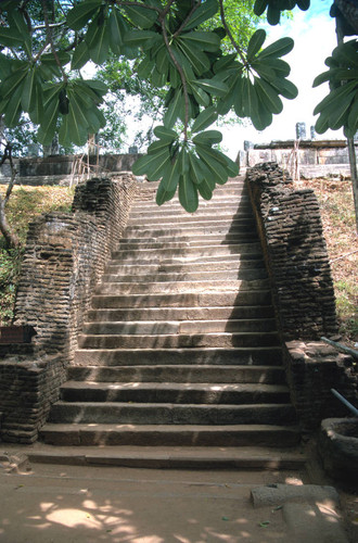 Daladā Maluva: Stairway