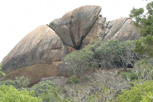 Rājagiri Kanda (mountain): Caves: Kaludiya Pokuna (Black Water Pool)