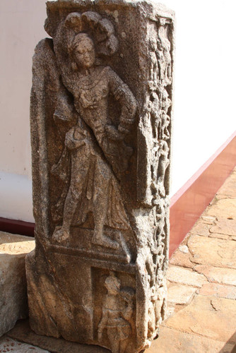 Vāhalkada: Stele