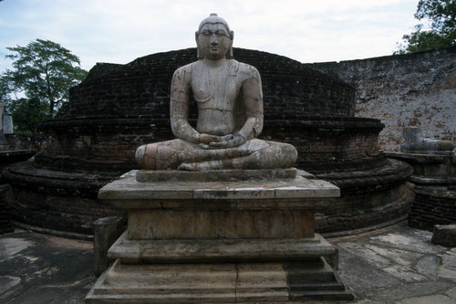 Vatadāgē: Seated Buddha statue