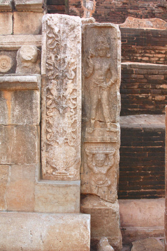 Vāhalkada: Stelae