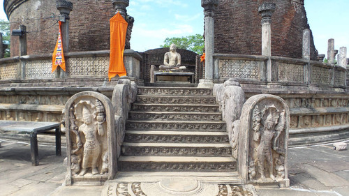 Vatadāgē: Moonstone, guardstone: steps: seated Buddha statue